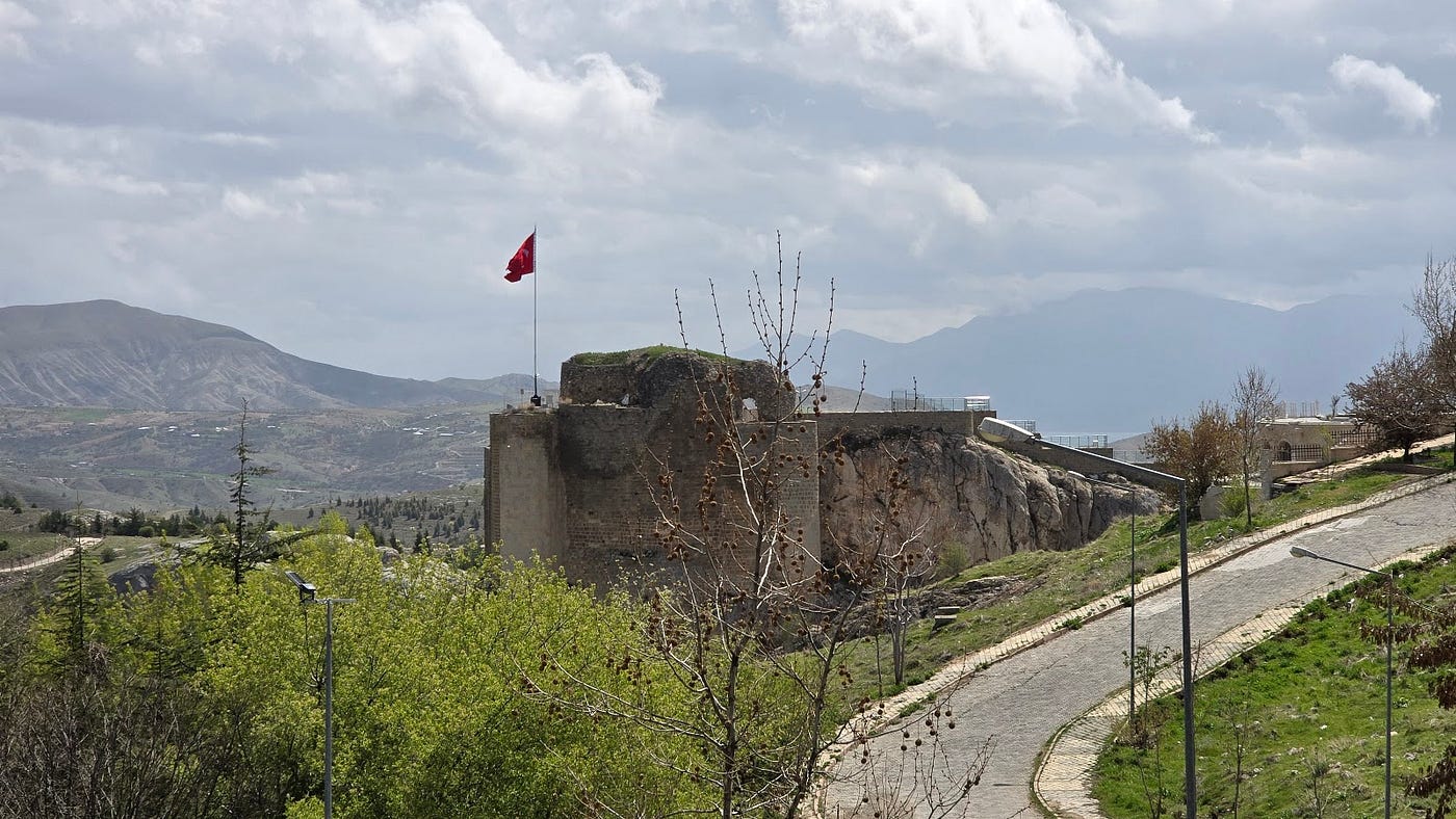 Yukarı Fıratın Gakgoşları. İnsan okuduğu bir kitabın her satırını… | by  Canan Ekinci Yılmaz (C.E.Y.) | Türkçe Yayın | May, 2025 | Medium