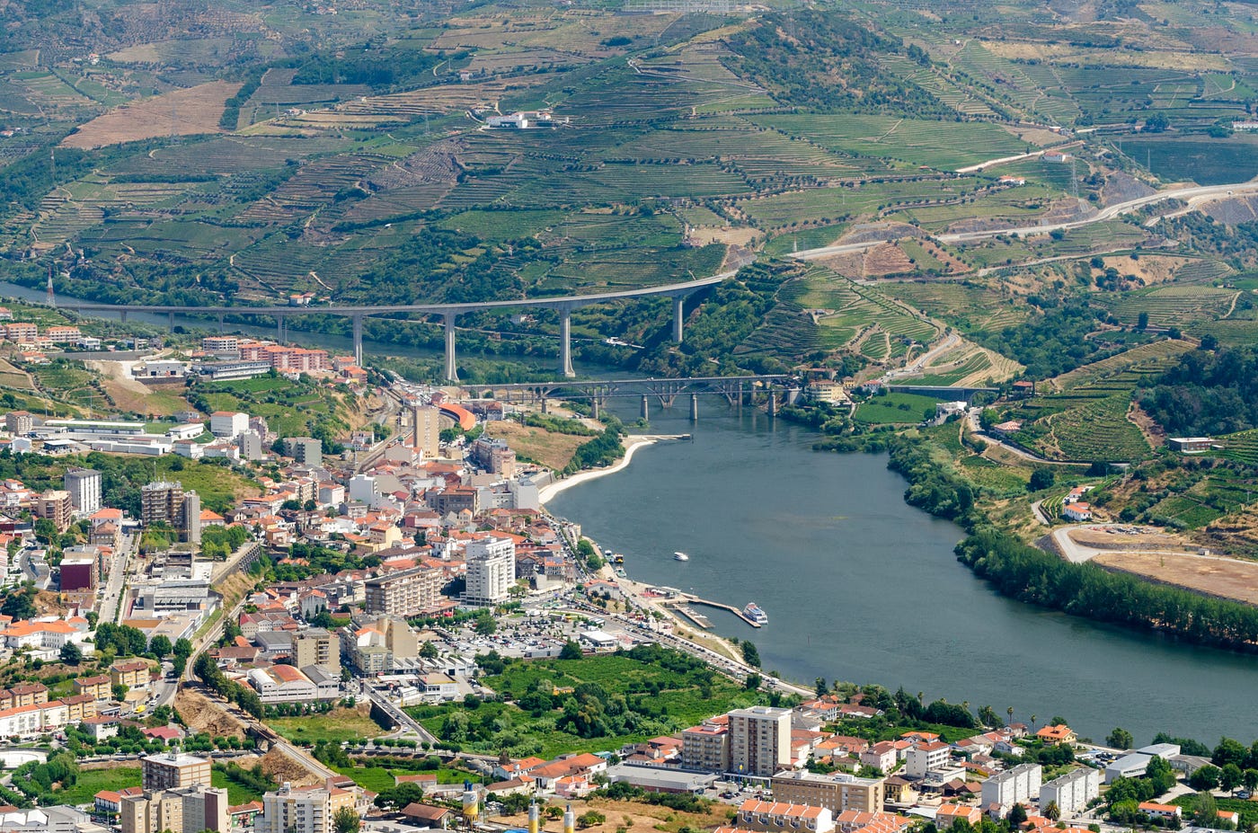 Douro Valley Wine Drive Guide: Best Route, Vineyard Stops, and Driving Tips 🍷🚗