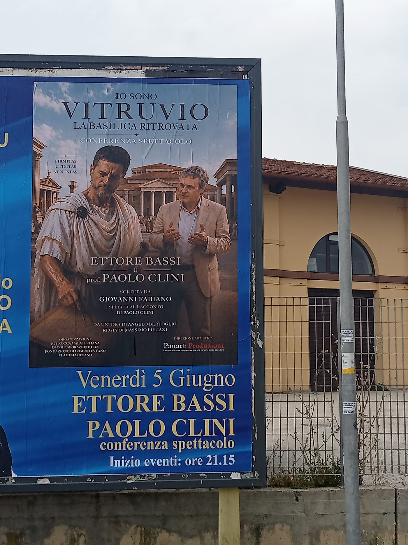 Poster at Fano’s main bus station announcing the debut of a theatrical production featuring professor Paolo Clini (right) in hypothetical dialogue with Vitruvius (played by actor Ettore Bassi).