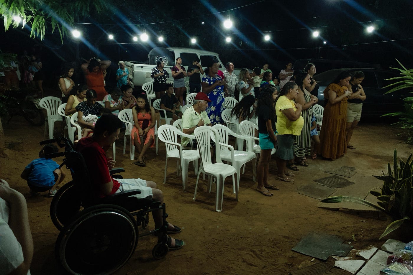 Momento de oração durante o culto da Igreja Bíblica Adonay em Caninhas, Aracoiaba-CE. | Foto: Melissa Queiroz