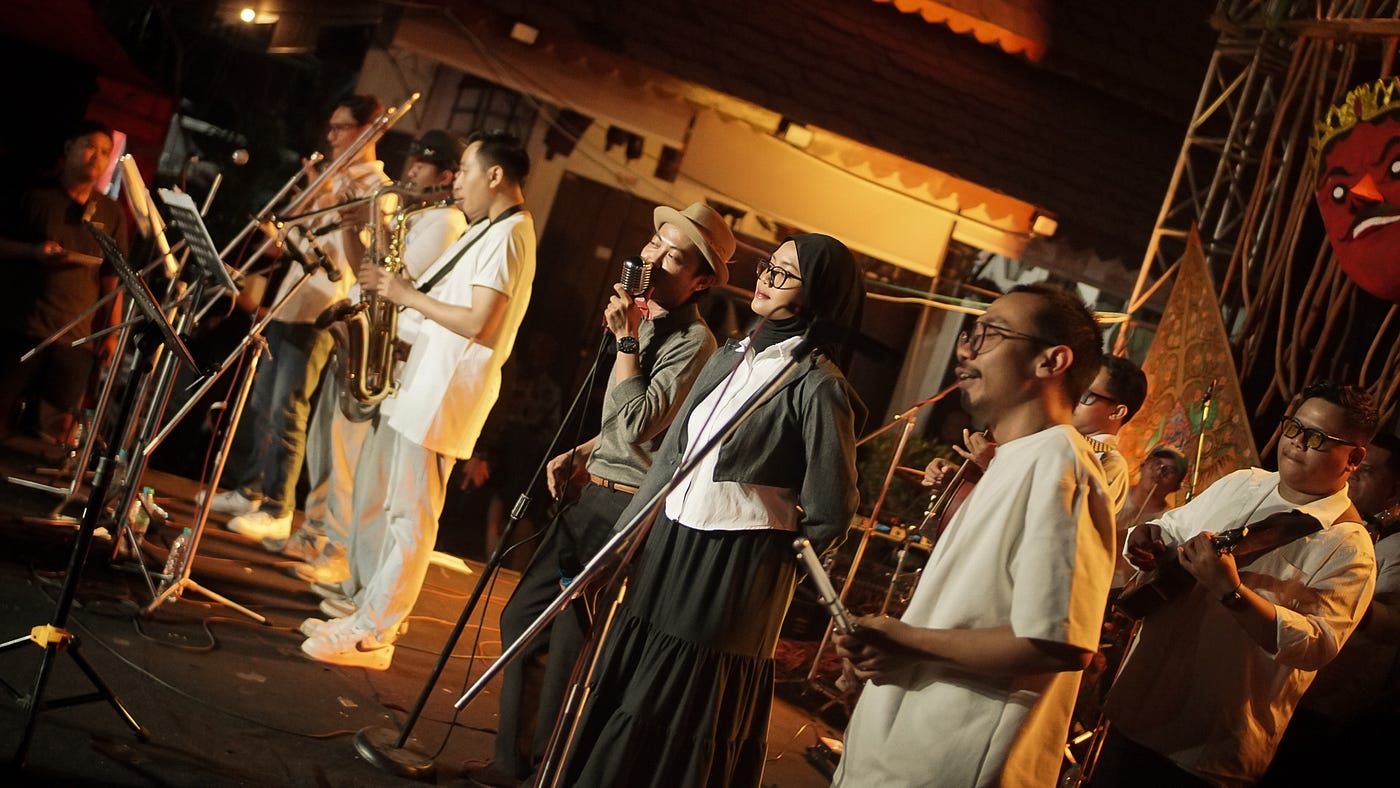Joget yang tertahan di Solo Keroncong Festival.