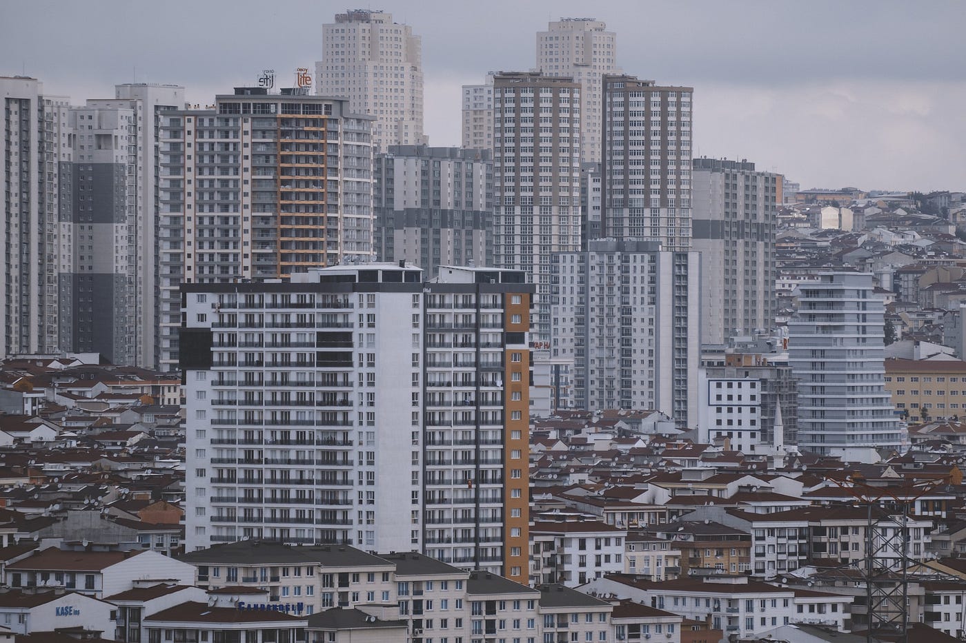 KAT MÜLKİYETİ KANUNU KAPSAMINDA APARTMANDAKİ SU SIZINTISINDAN KAYNAKLANAN ZARARLARIN GİDERİLMESİ