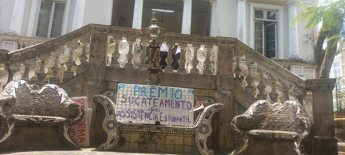 Uma decoração irônica na fachada da R1, feita pelos moradores do local em protesto.