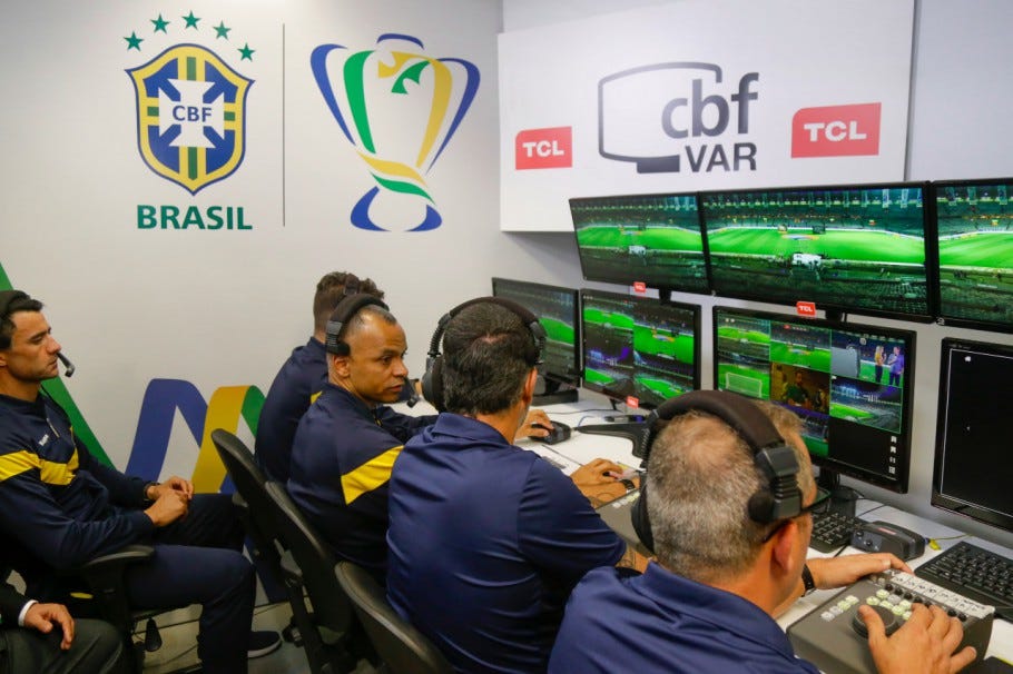 Guia definitivo para o brasileiro que quer assistir a UEFA Champions League, by Sem Clubismo F.C., Sem Clubismo F.C.