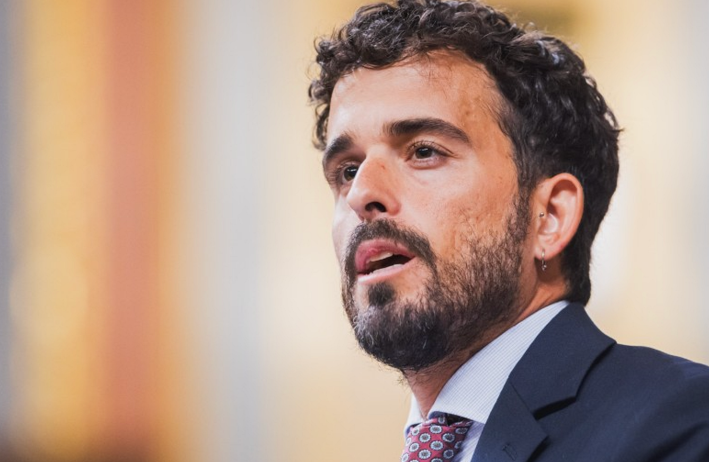 Un chico de Vox con pendiente