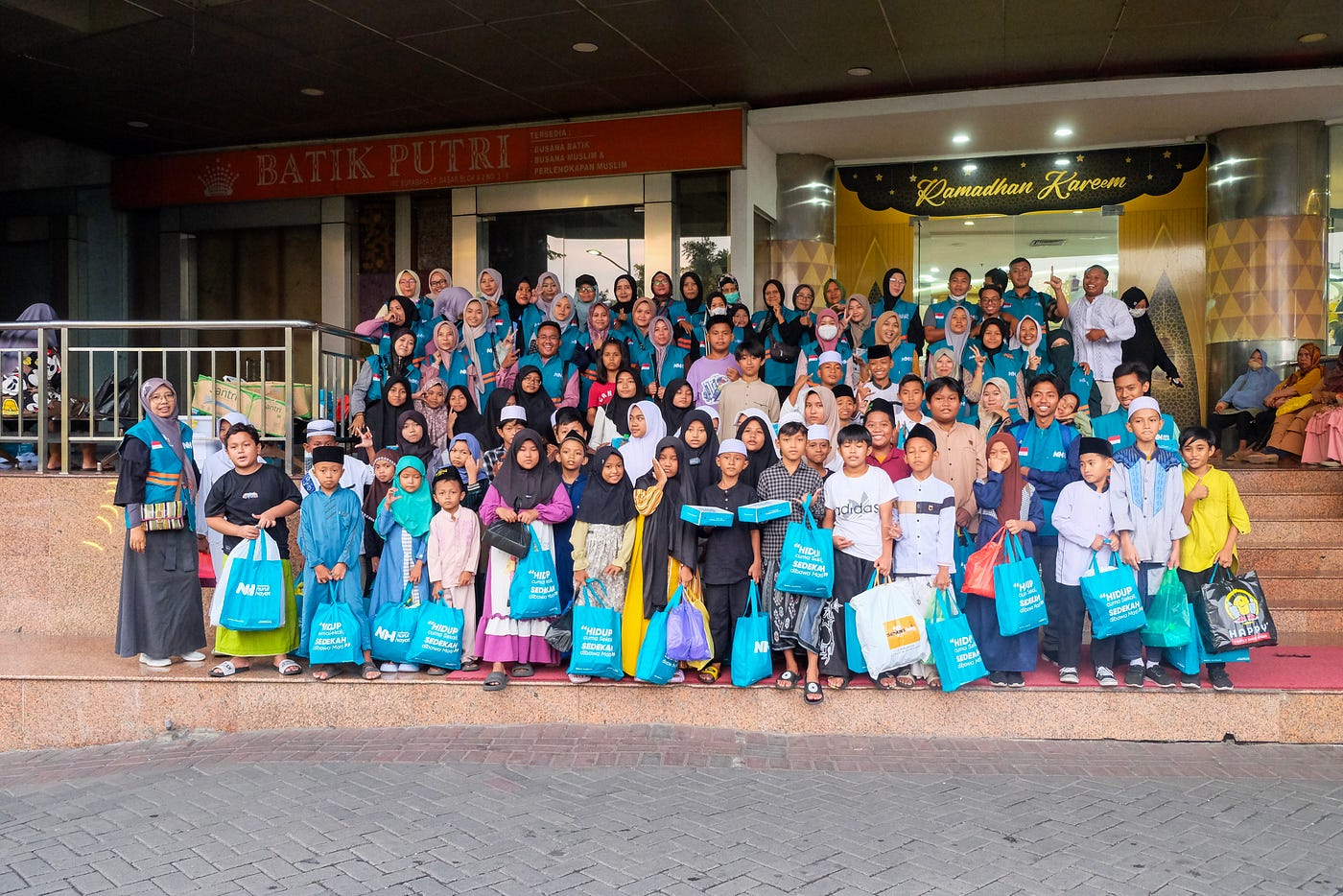 Jelang Idul Fitri, Puluhan Relawan Dampingi Adik-Adik Yatim Belanja Kado Lebaran