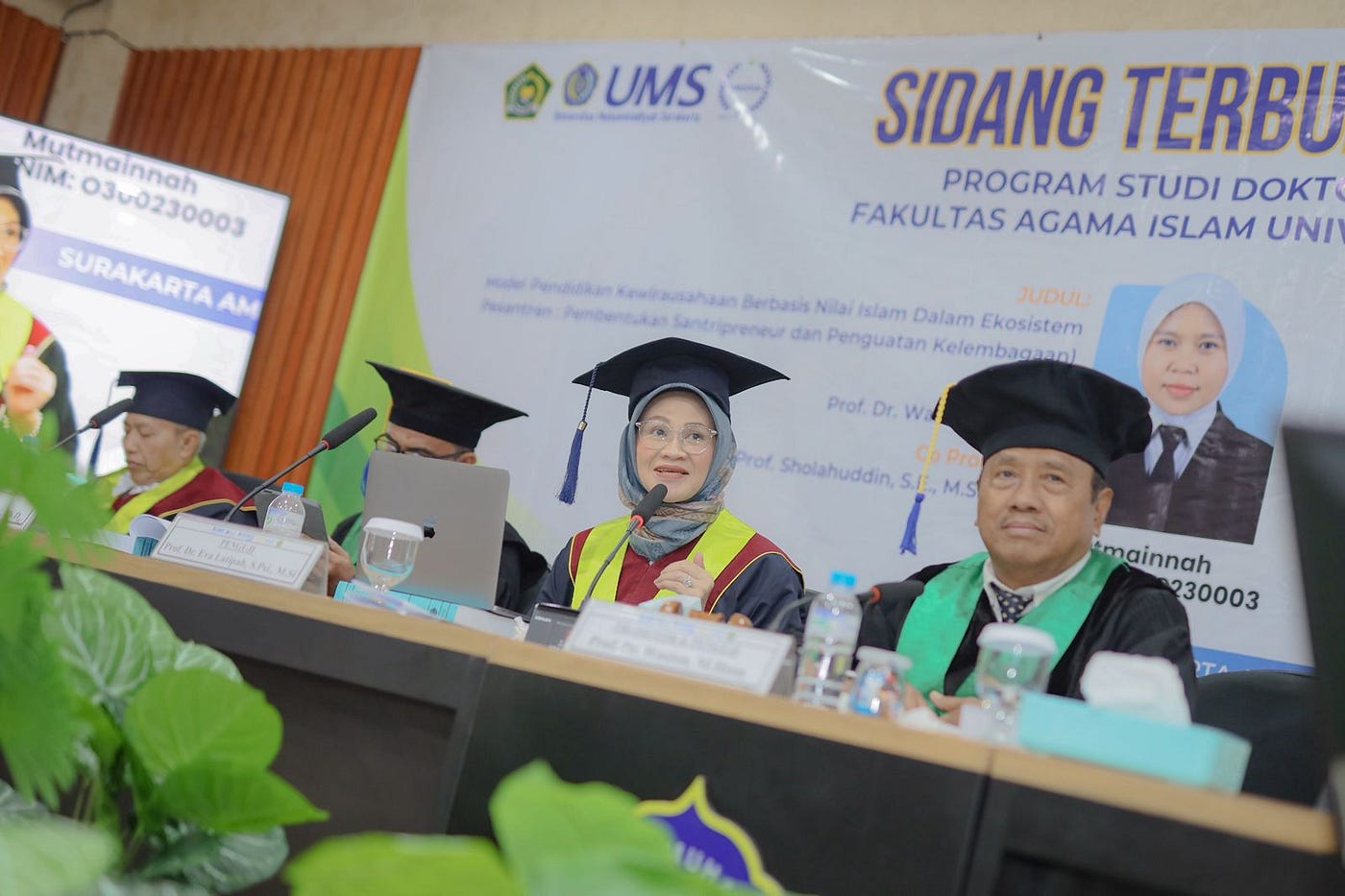 Prof. Dr. Eva Latipah, M.Si., saat menyampaikan pertanyaan