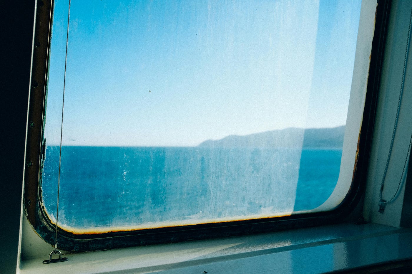 https://www.pexels.com/tr-tr/fotograf/pencere-cam-pasli-gezi-3709421/