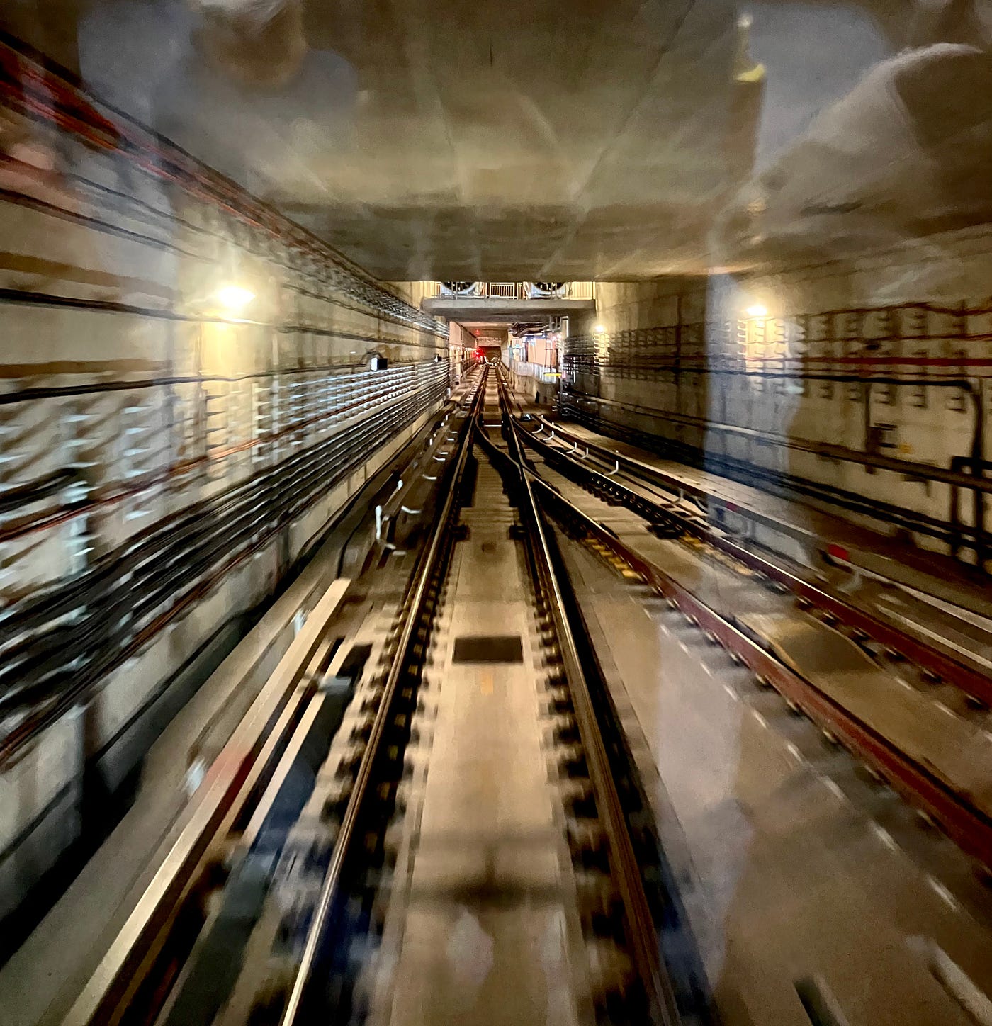 TEL 已是新加坡第四條全自動駕駛的路綫,還記得南港島綫通車時我也有很興奮地在車頭看沒駕駛室擋住的行車風景
