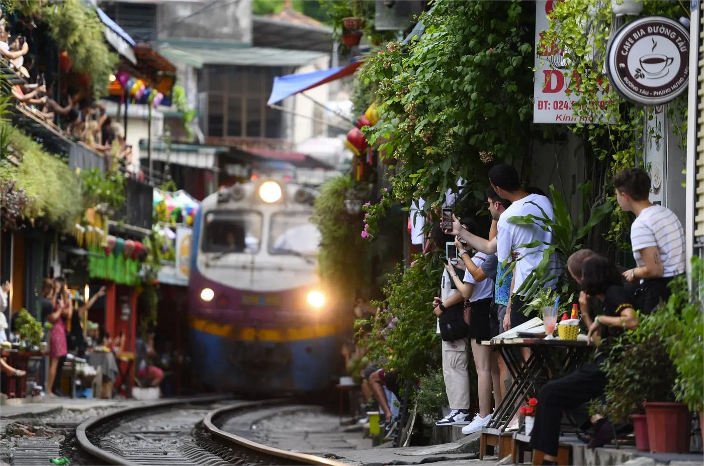 Qué es la calle del tren y por qué resulta un destino turístico único en el mundo