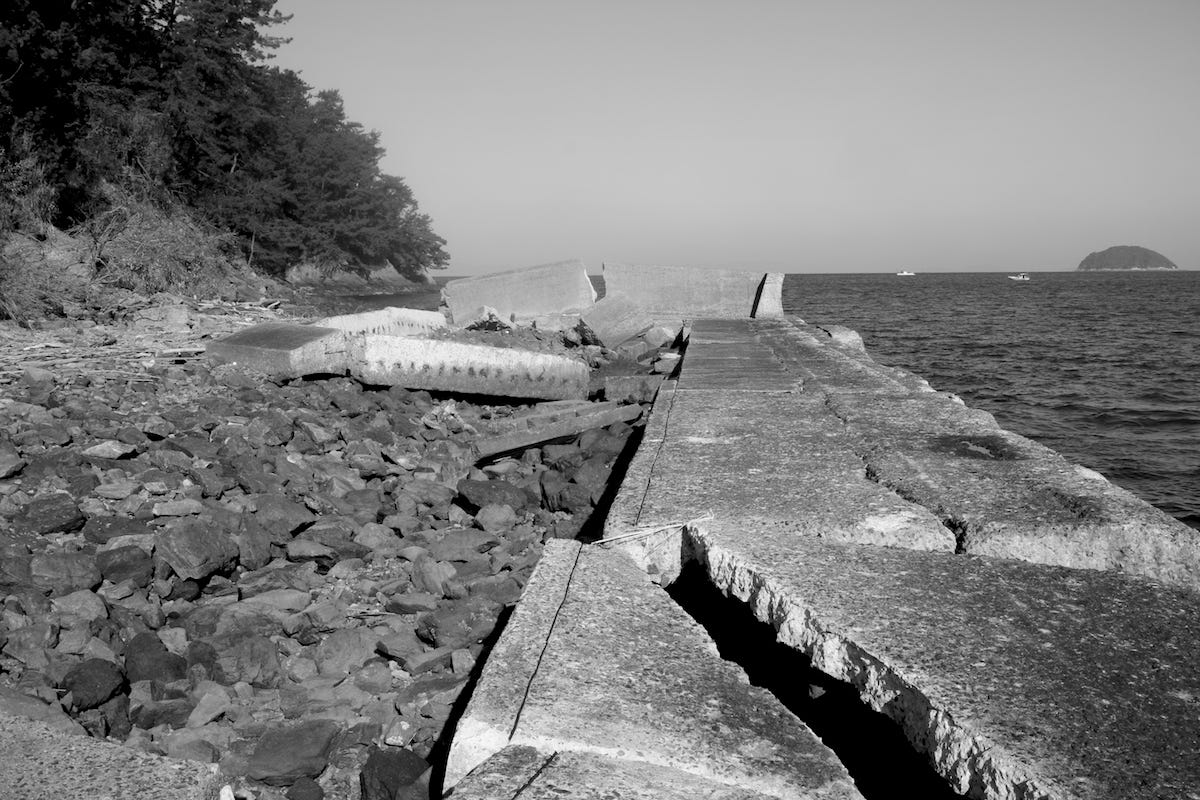 股島 Matashima Island. 観音寺（香川県）沖に浮かぶ股島。1960