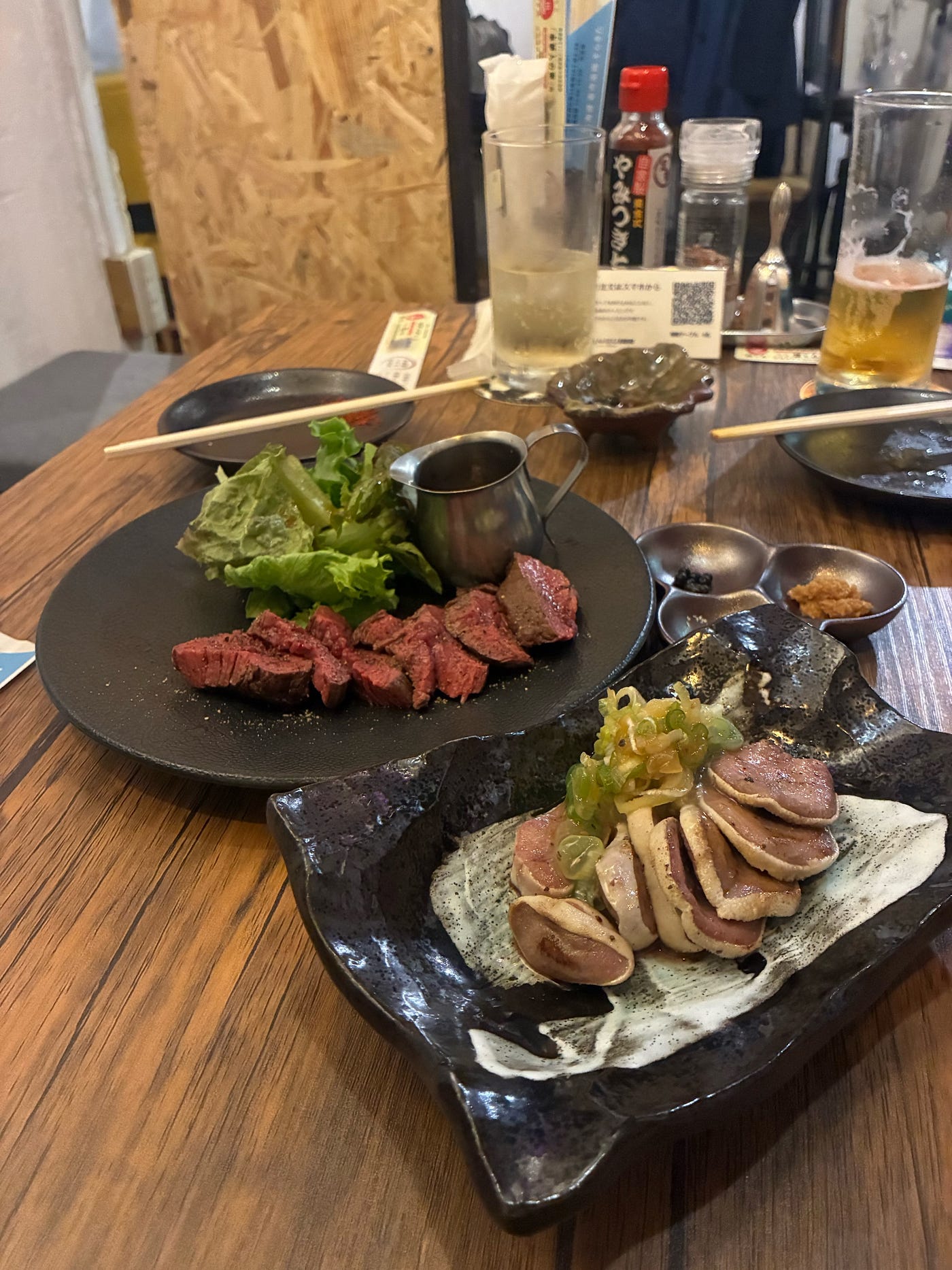 北海道是真的有在吃熊肉,上面紅紅的就是,味道就是很濃烈的紅肉味加上一點肝臟的腥味,能吃腥的我很喜歡,還好是在參觀熊牧場前就吃了