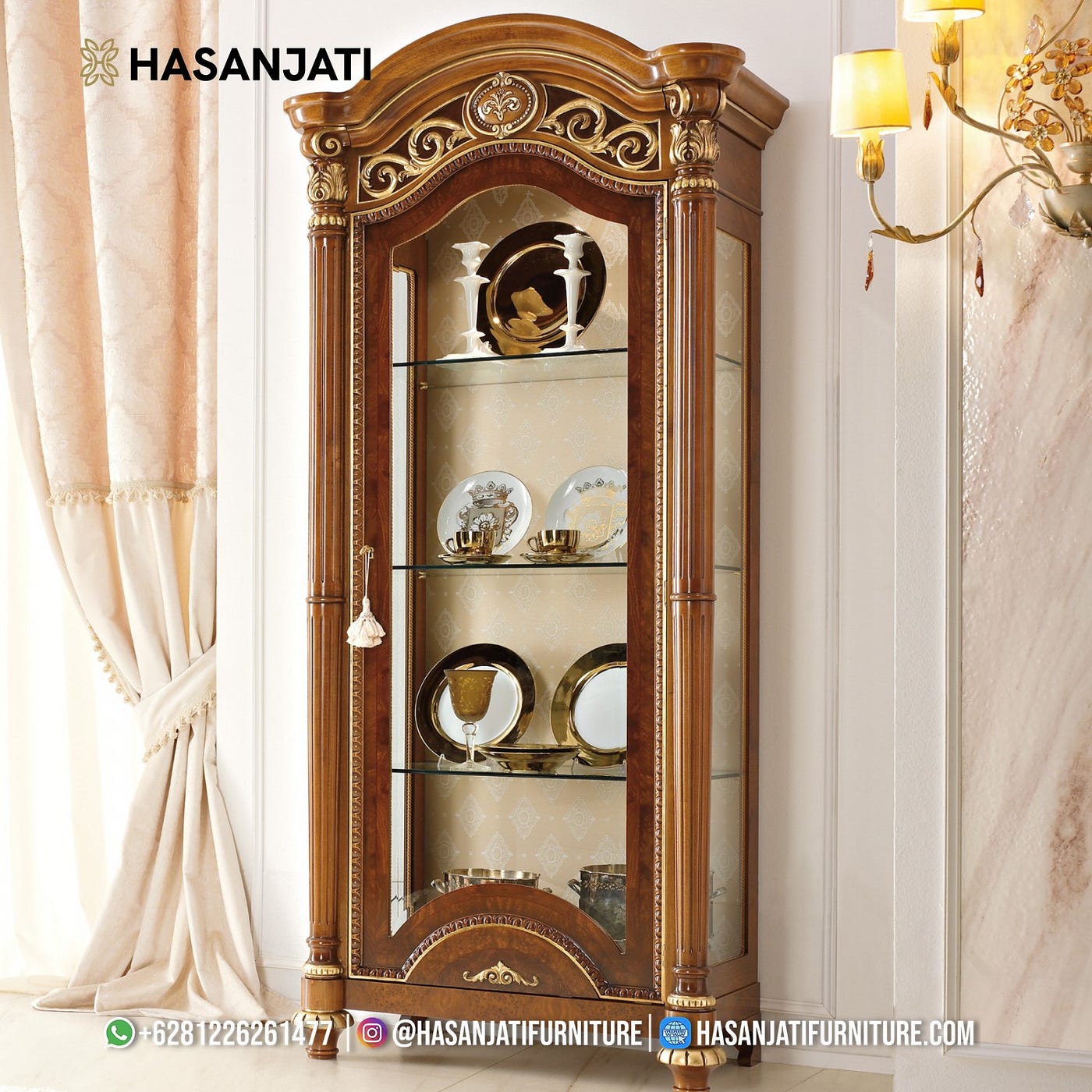 Lemari Hias 1 Pintu. Hindari menempatkan di lokasi yang terkena sinar matahari langsung untuk menjaga warna finishing tetap stabil.