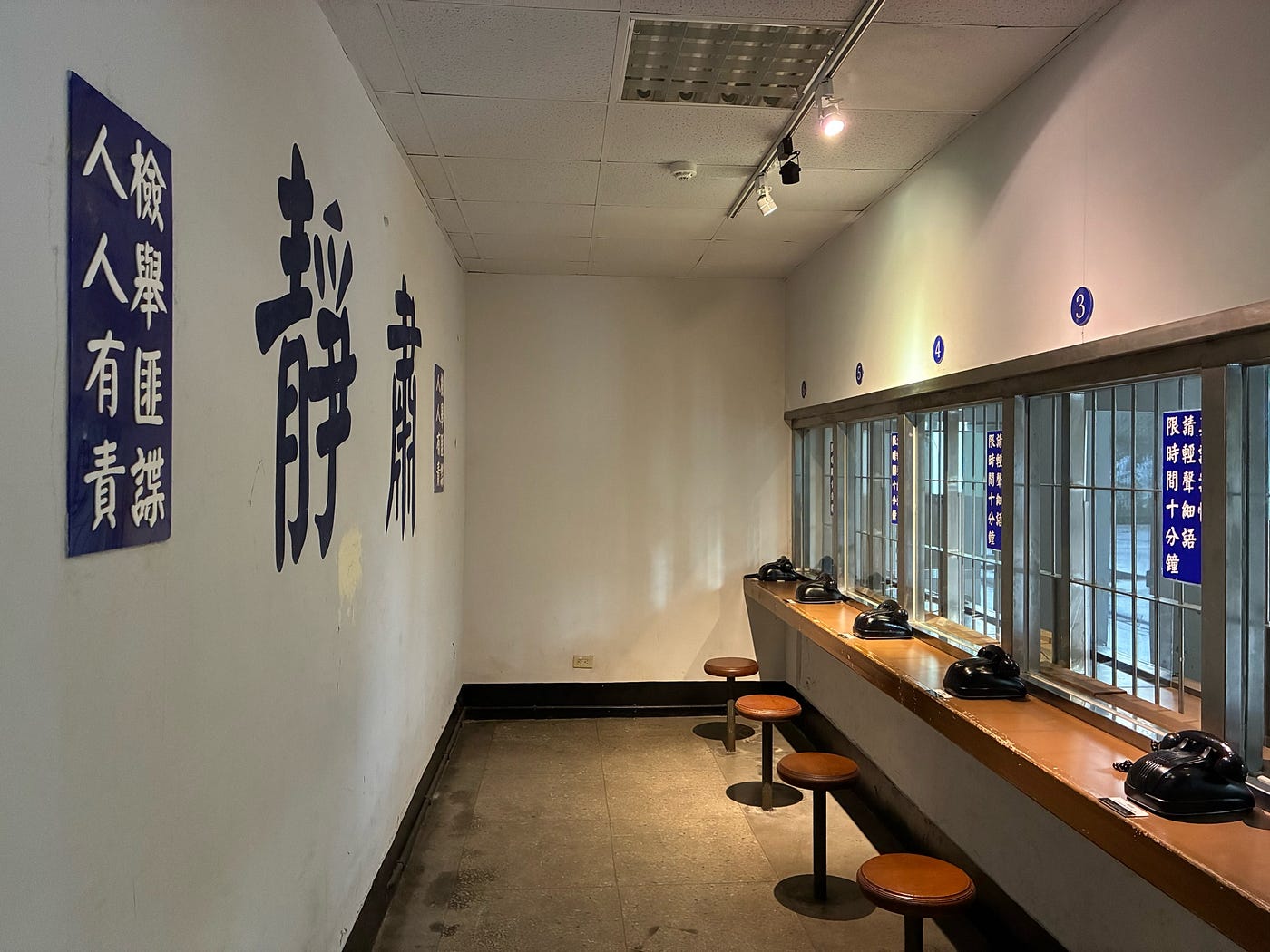 與遺書同樣令人動容的還有家屬面見所──政治犯看守所內不乏被冤之人,遭受無妄之災下尋短者不在少數,能支撐下去的原因往往便是每隔數月與家人見面的短短十分鐘