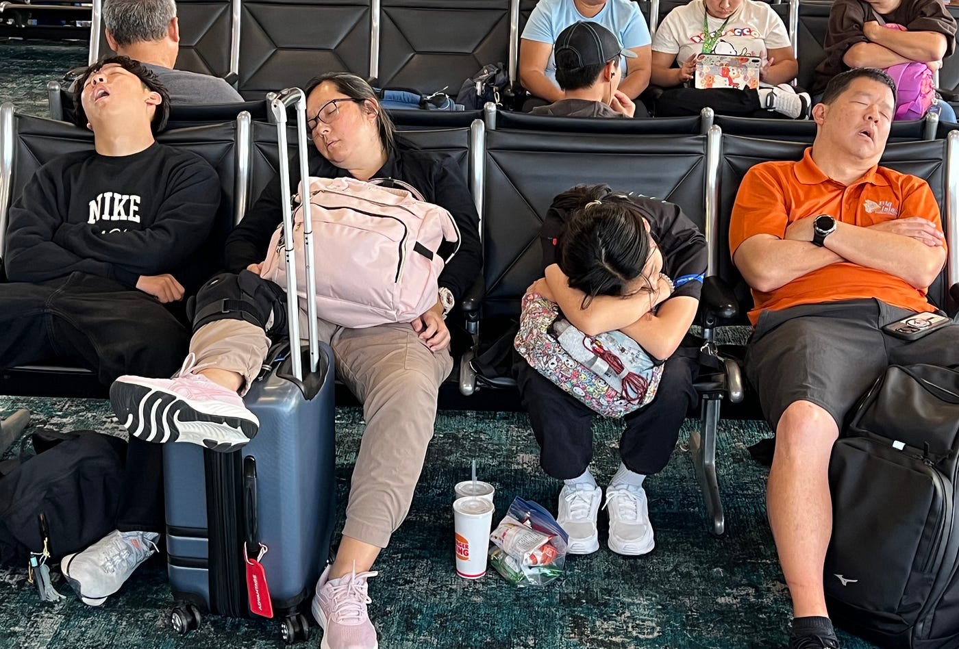 공항 의자에 앉은 네 사람이 잠들어 있었는데, 두 사람은 입을 벌리고 있었다.<BR>