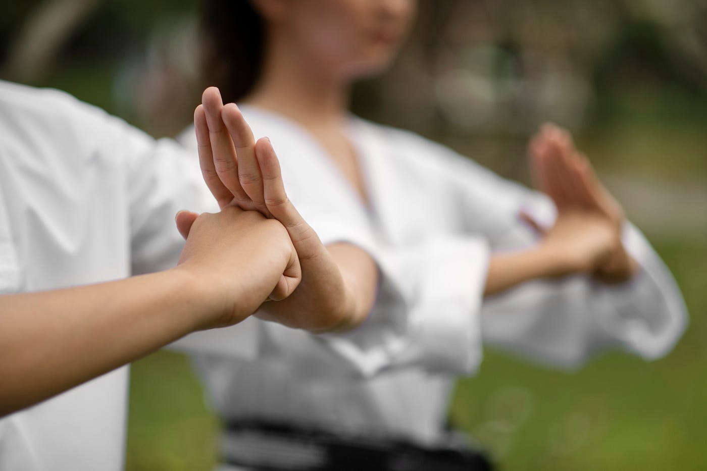 Le Tai Chi est souvent résumé à une image : des mouvements lents, des gestes fluides, une pratique…