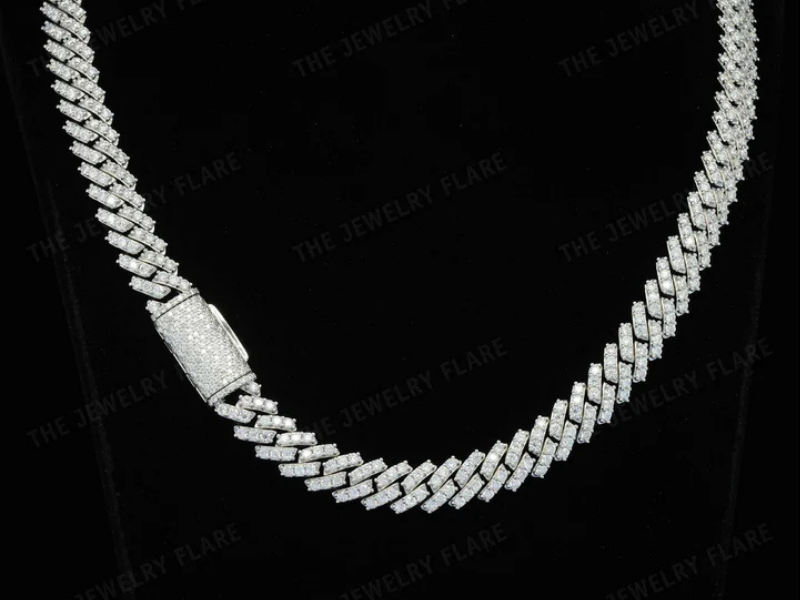 Heartfelt stories in gold and silver: Custom Chain that turn personal stories into art