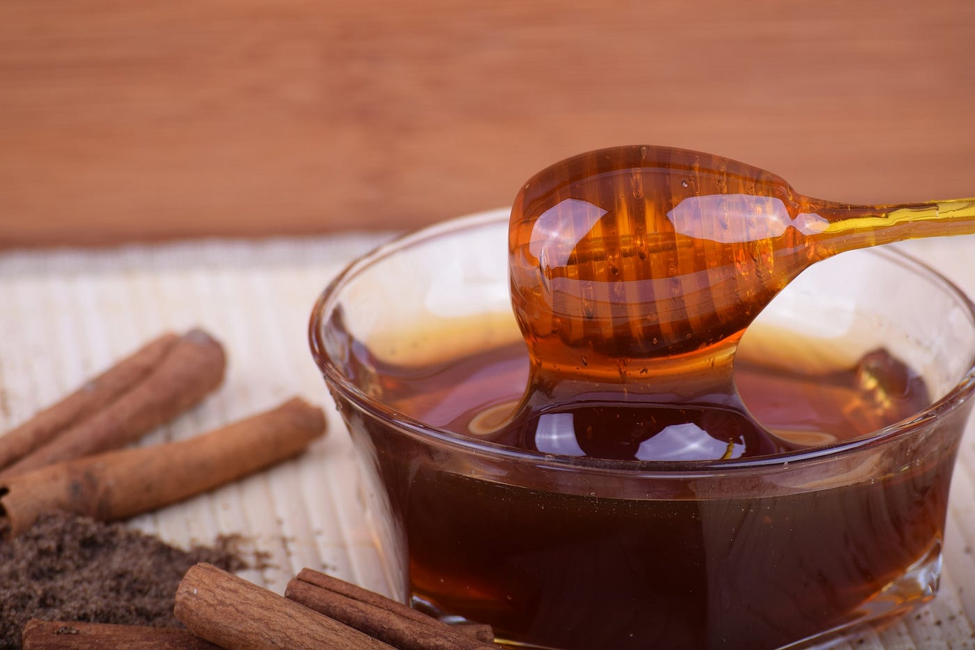 Die Pharmakologie des Sauerhonigs: Warum Oxymel weit mehr als ein historisches Hausmittel ist