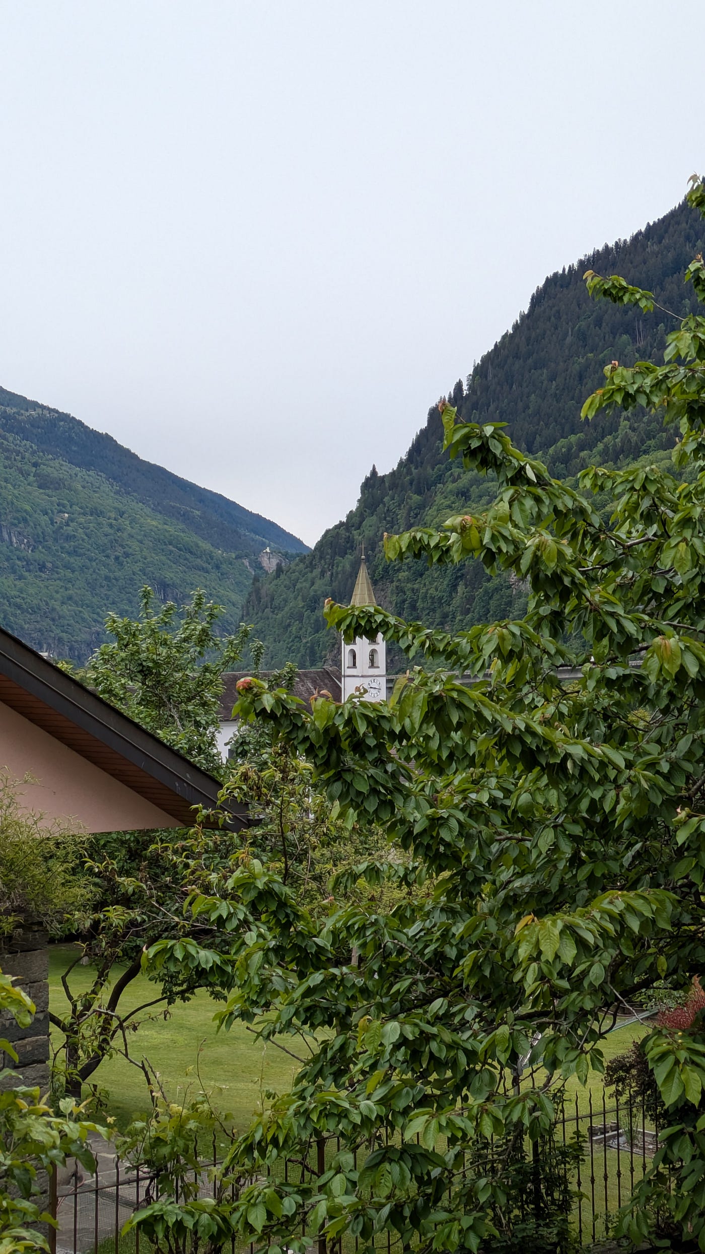 La valle che accoglie: tradizioni, viandanti e il passo del San Gottardo