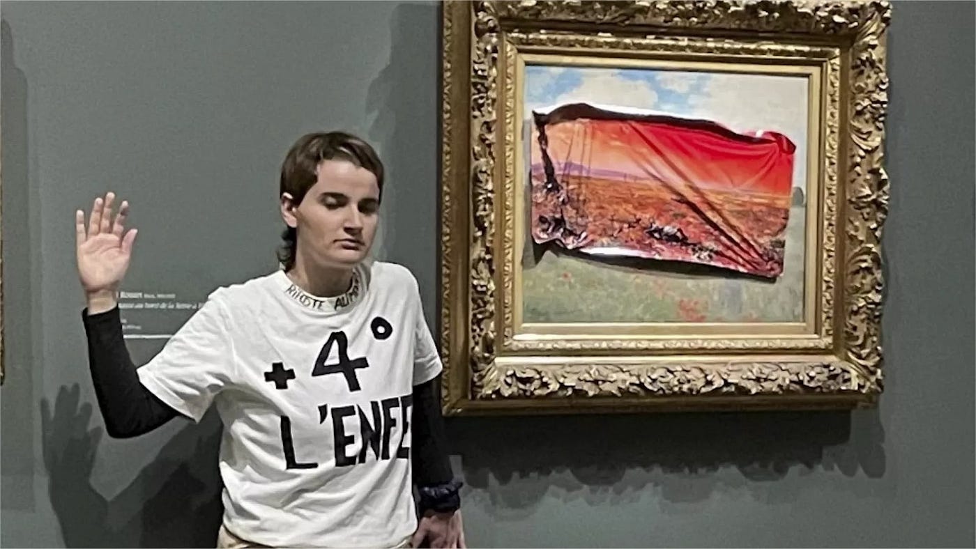 Una activista contra el cambio climático pega un cartel sobre un cuadro de Monet en el Museo de…
