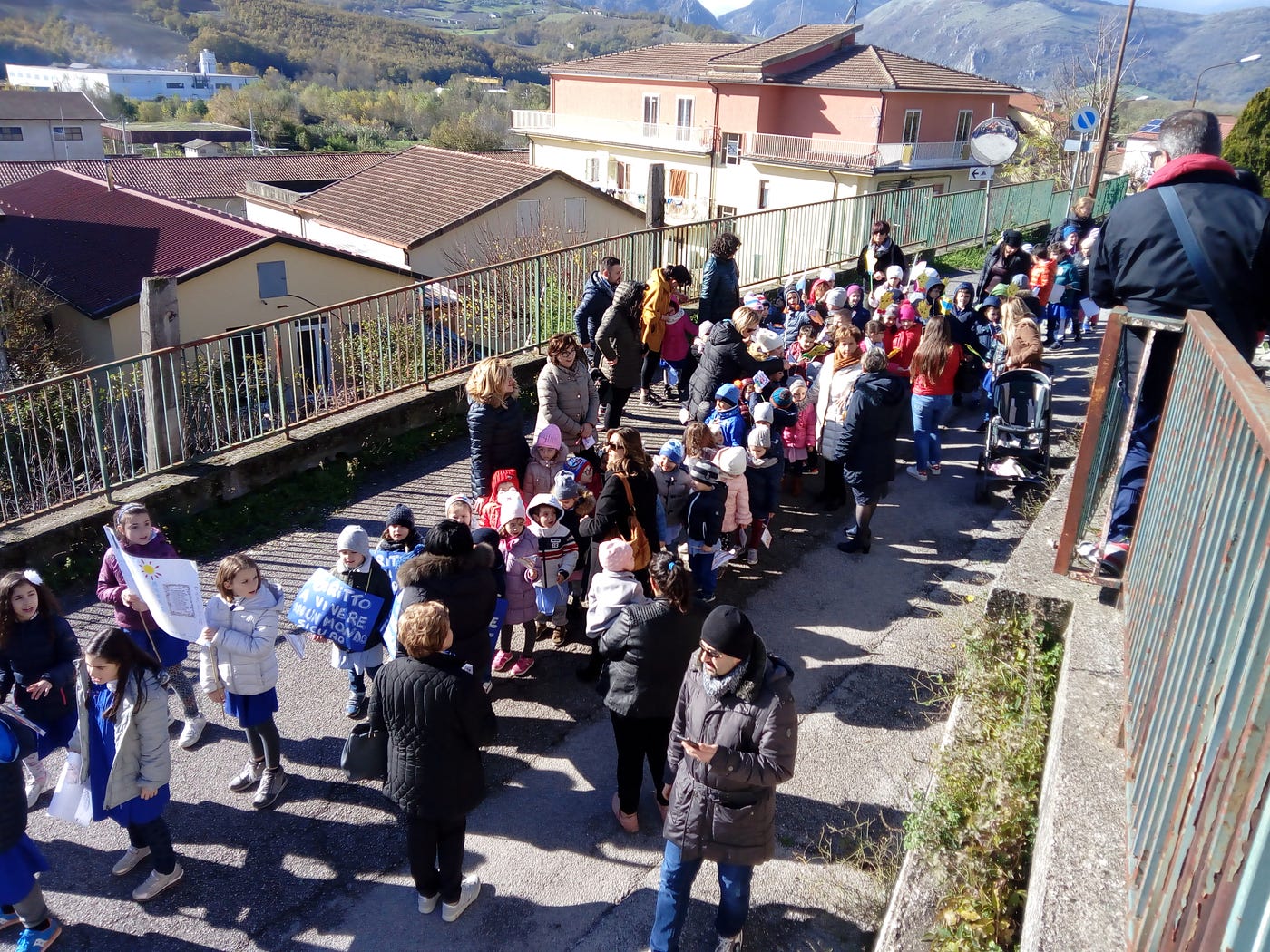 La scuola dell'infanzia e primaria di Baragiano Scalo in Marcia per la  pace, la cultura e la bellezza della Lucania. | by Mario Coviello | Medium