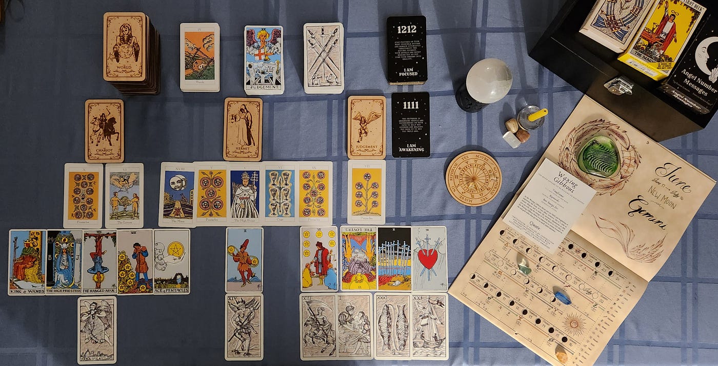 A Year of Intuitive Tarot 2023 Weekly Planner: July 2023-December 2023