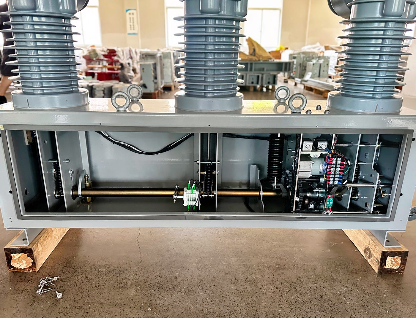 Vacuum Circuit Breaker vs SF6 Circuit Breaker: Key Differences Explained