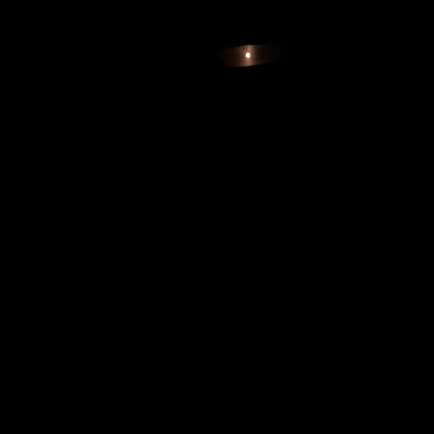 dikesunyian malam, bulan menemani