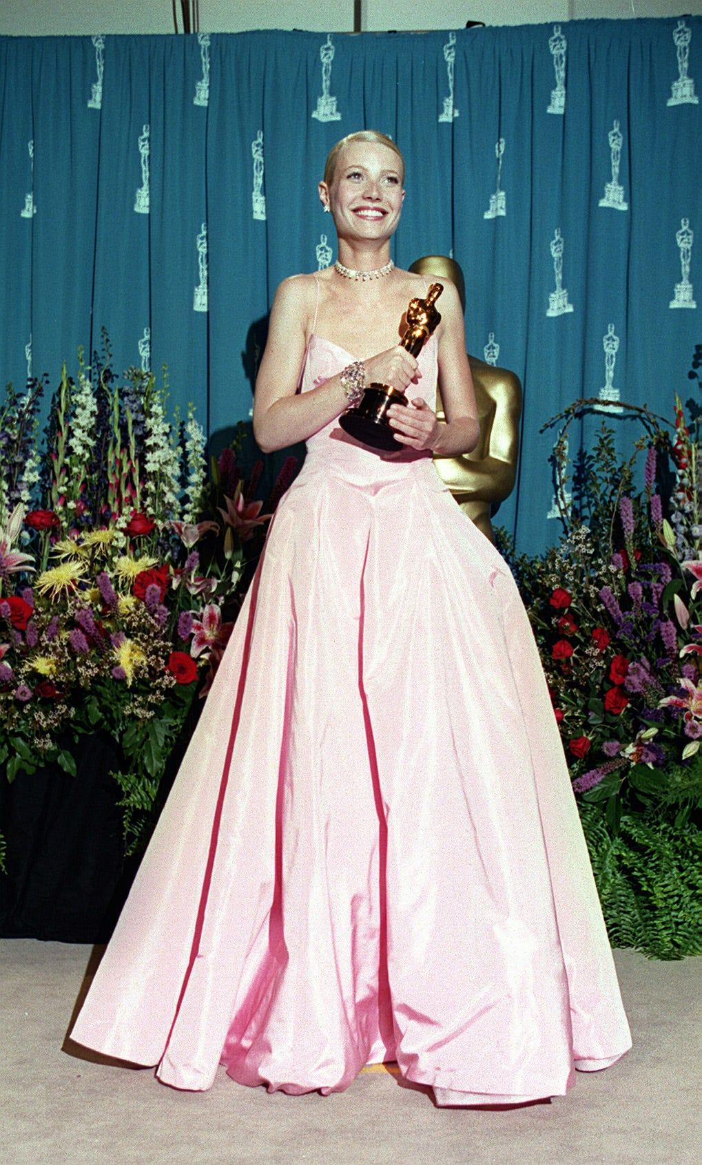 Revisiting Gwyneth Paltrow's Bubblegum-Pink Oscars Dress | by Esther  Zuckerman | Medium