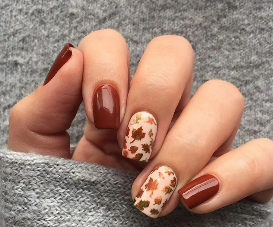White and gold nails. Elegant autumn nail art. 