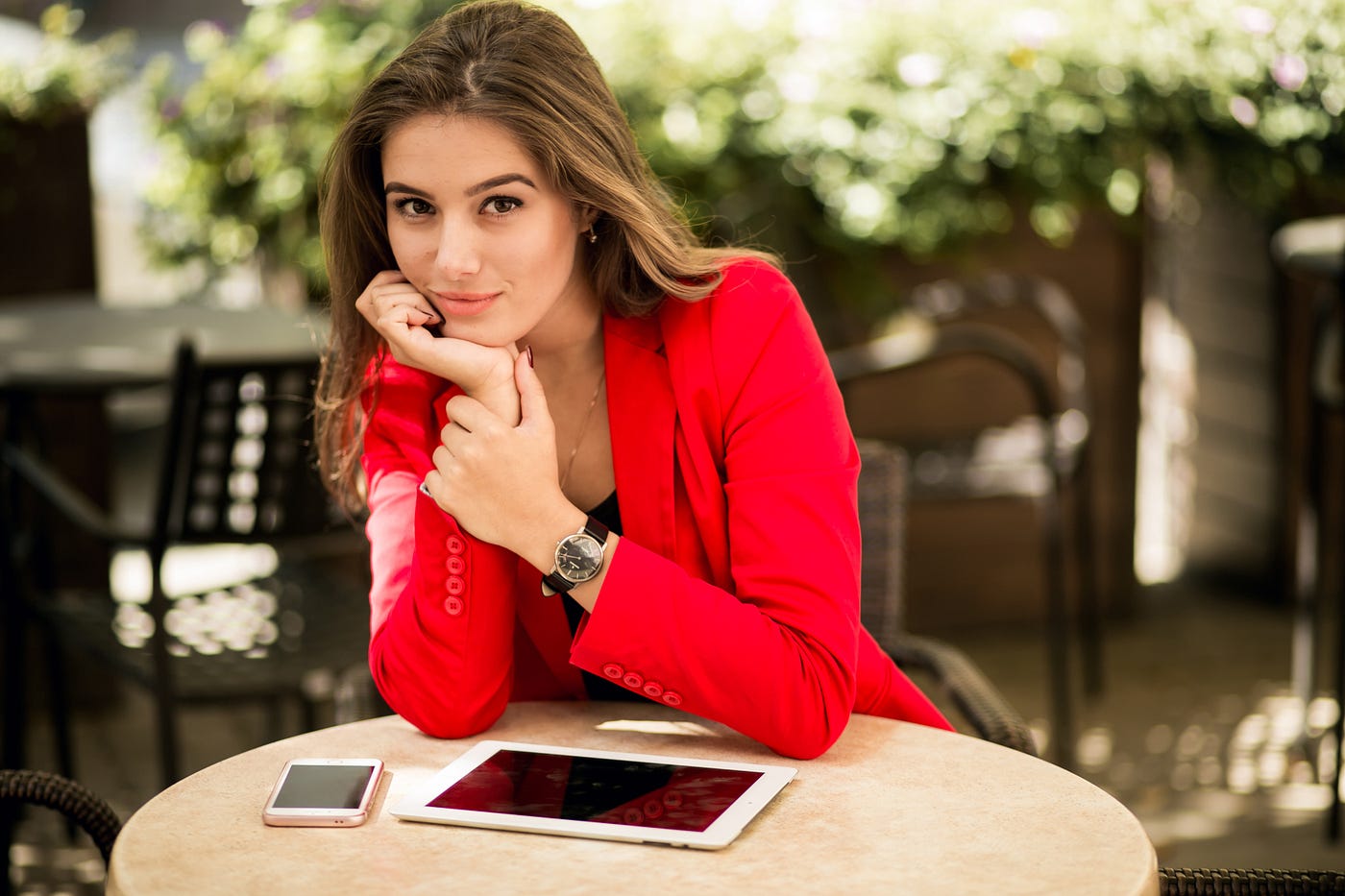 야외에 앉아 있는 여성.