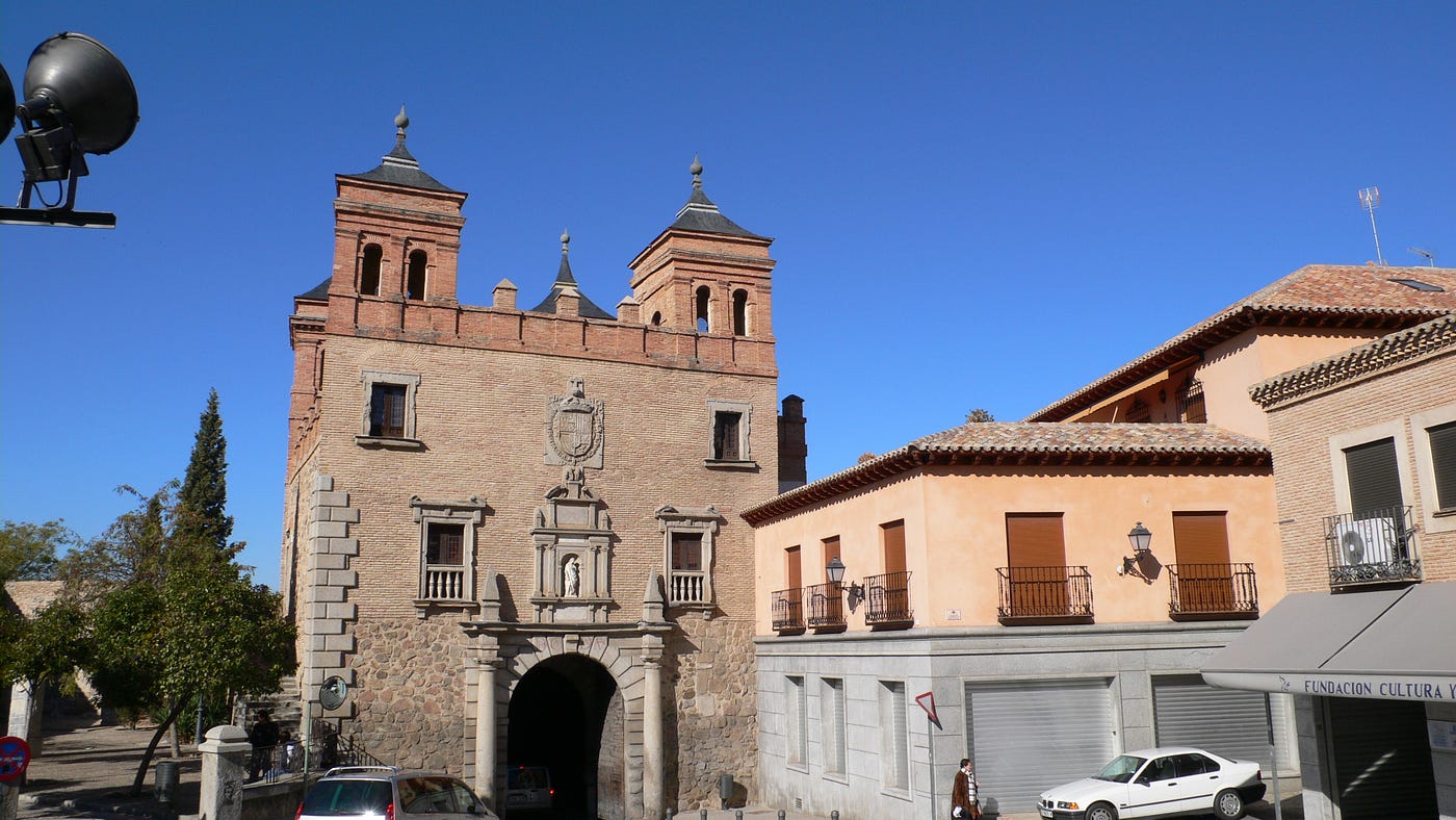 布隆門(Puerta del Cambrón),又稱為「猶太人之門」,展現了獨特的穆德哈爾(Mudéjar)建築風格。