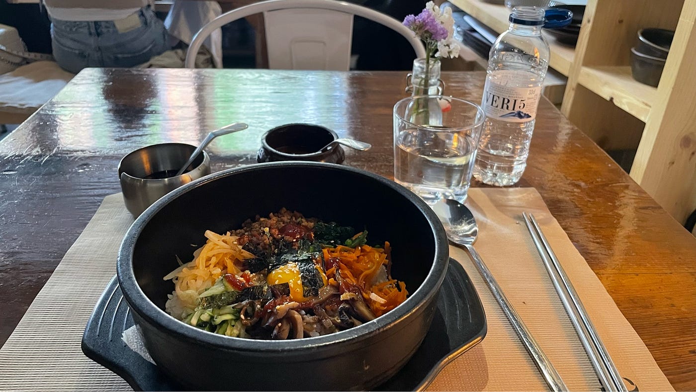 근처 한식당에서 맛있는 비빔밥을 먹으며. 혼자만의 데이트를 즐기지 못하게 하는 마음의 장벽을 깨기 위해 내가 한 일