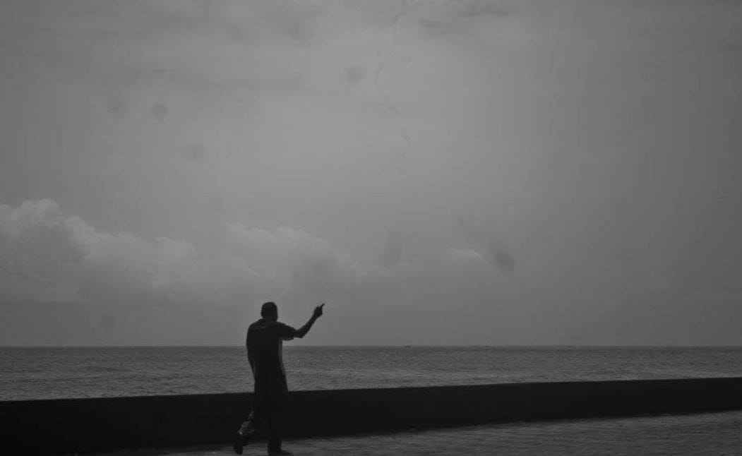 한 사람이 산책로를 따라 걸으며 자기 자신과 대화를 나누고 있습니다.<BR>