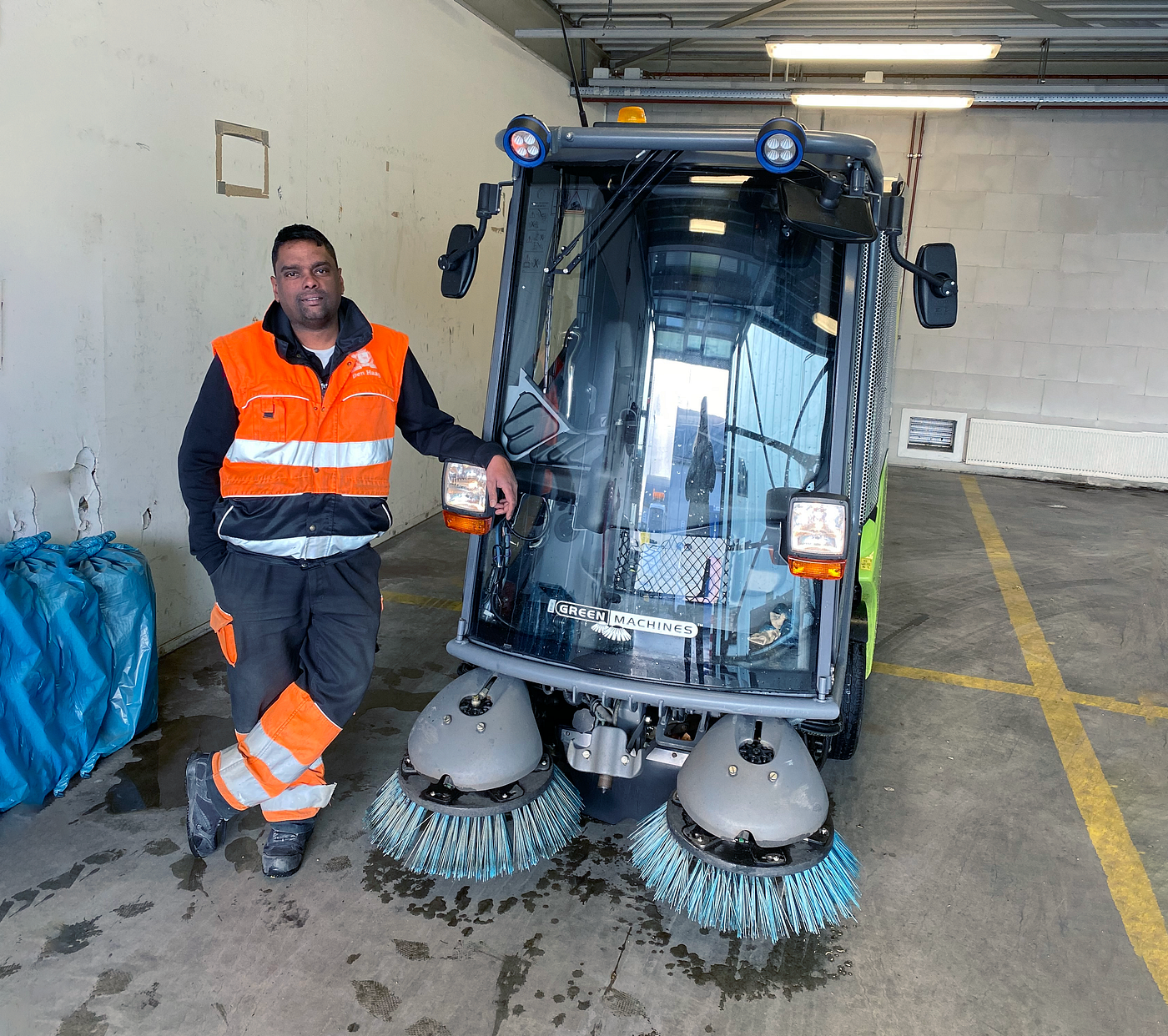 Nieuwe elektrische veegwagens testen met Rakesh van het Haags veegbedrijf