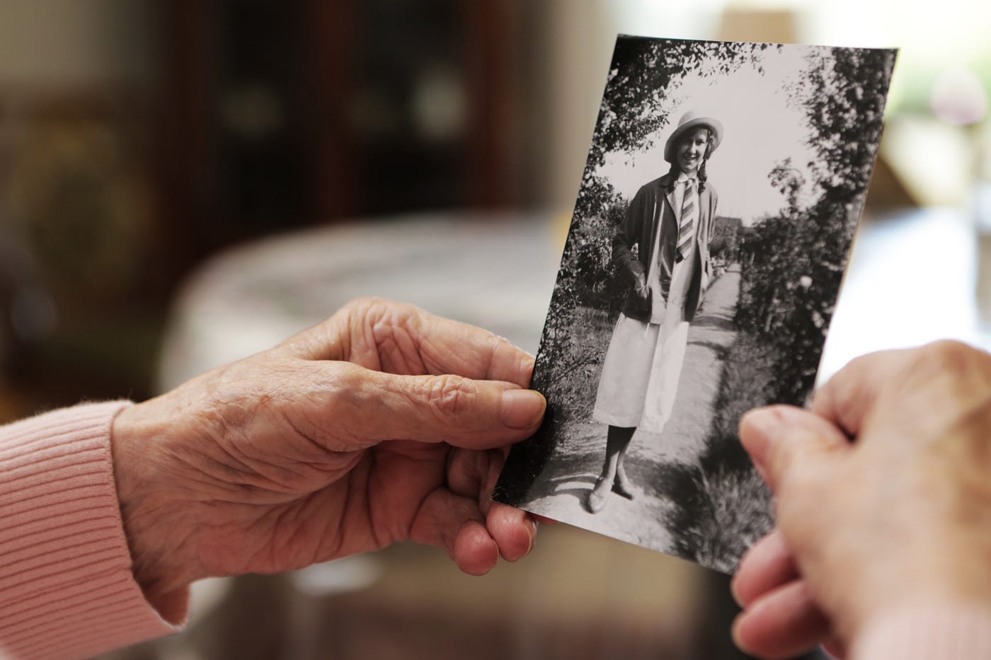 5 Ways Scrapbooking Helps Your Loved One With Dementia - Discovery