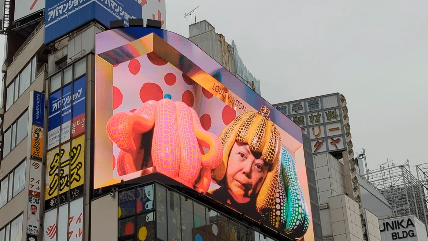 Louis Vuitton's 3D ad in collaboration with contemporary Japanese artist  Yayoi Kusama 