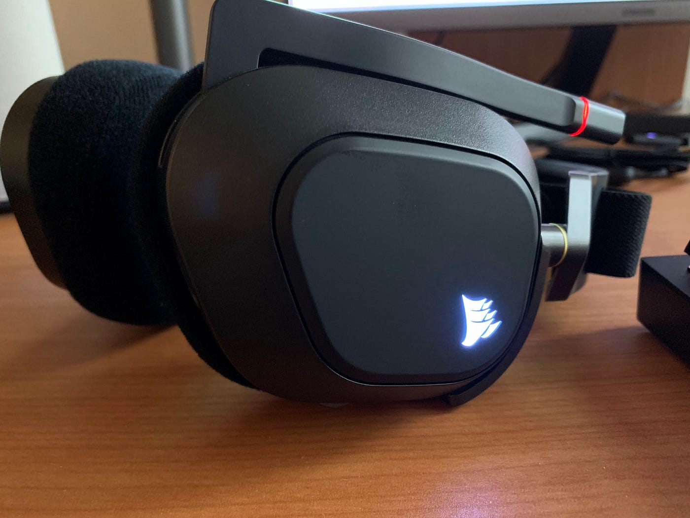 Corsair HS80 RGB USB Review - The wired mic really does make all
