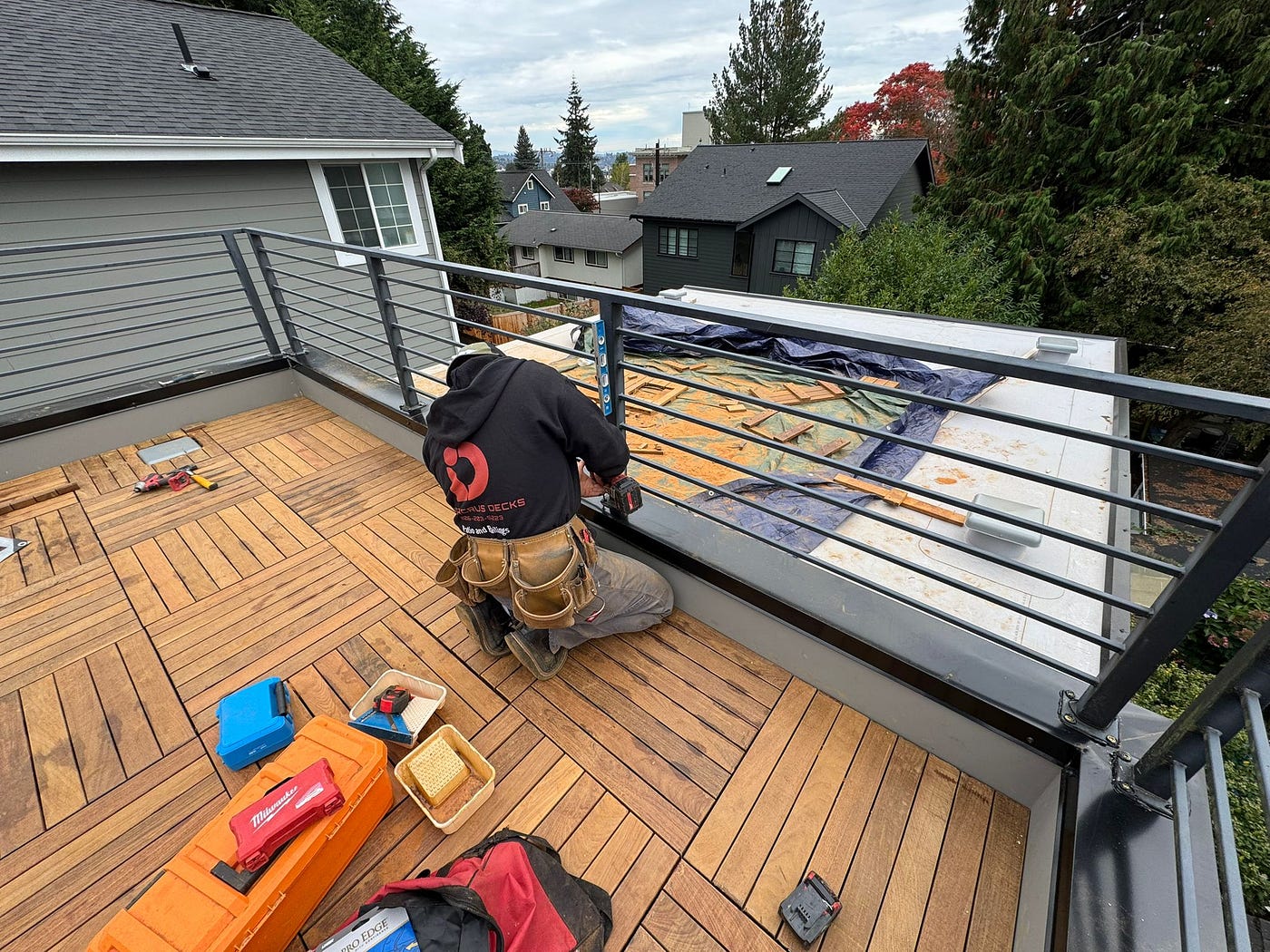 What Are the Advantages of a Rooftop Deck for Urban Homes?