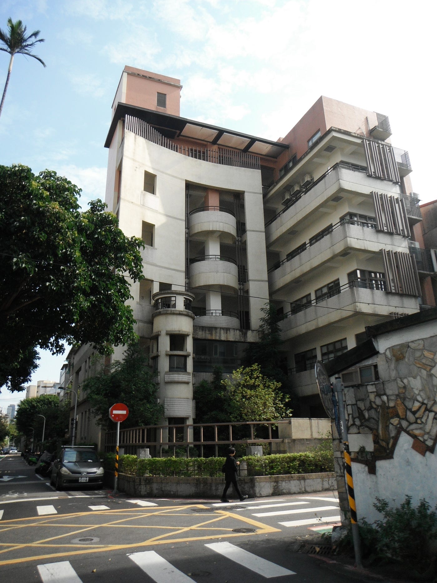 在青田街那邊亂晃發現這棟酷建築,後來發現這是師大藝史所的所在地呀!