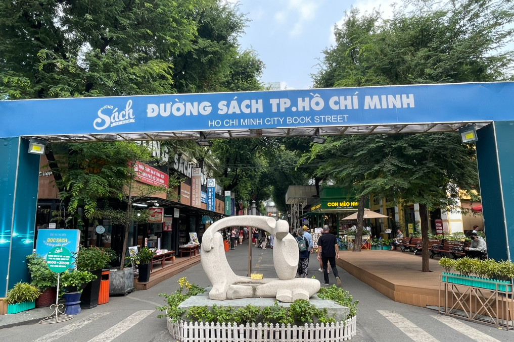 Hồ Chí Minh đọc sách