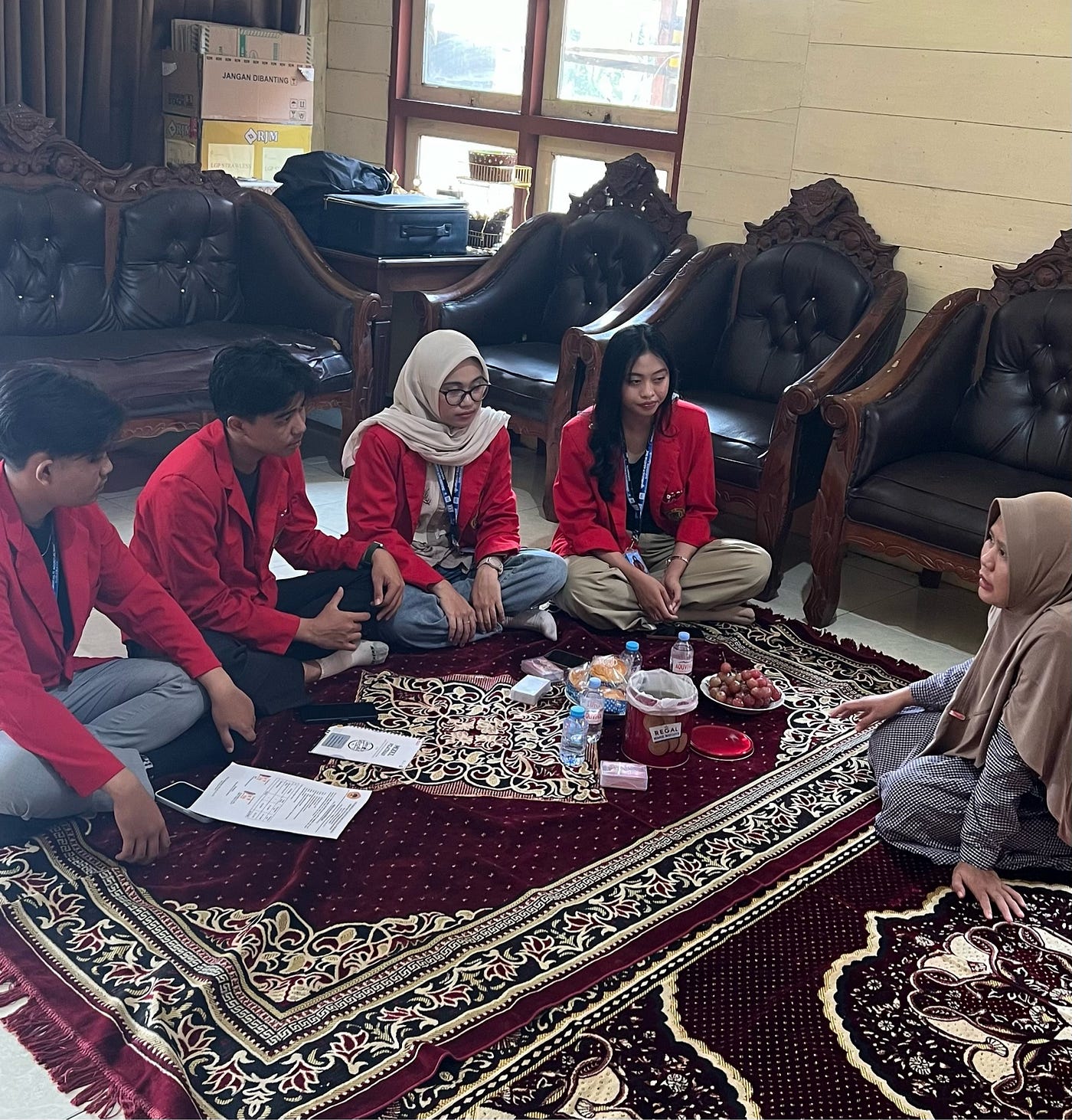 Documentation of the Training Session, Business Card Handover, and Signing of the Handover Report (BAST).