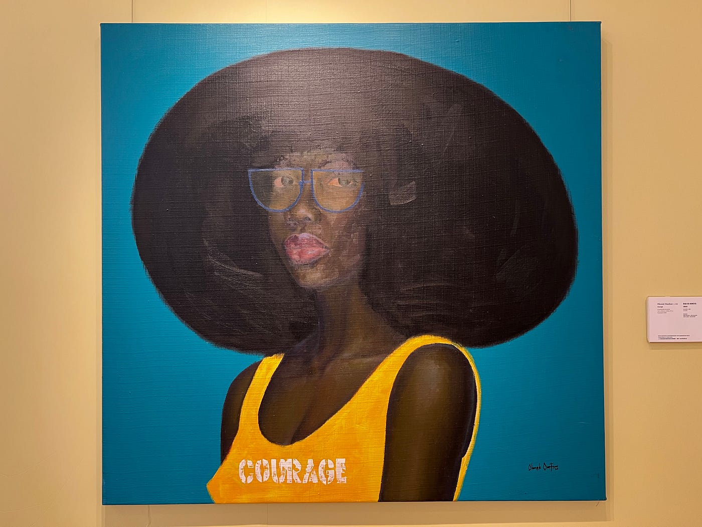 DEI藝術家範例，品名Courage；Oluwole Omofemi；壓克力、油畫、畫布；2021年；114.2 X 119.5 cm；香港富藝斯2022年6月21日日拍預展作品；作者攝於該次拍賣的台北預展
