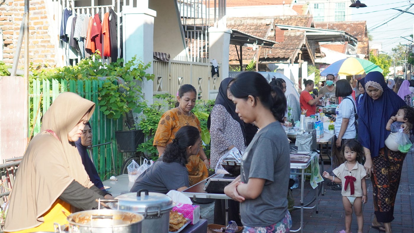 Mahasiswa Universitas 17 Agustus 1945 Surabaya Kelompok Pemberdayaan Masyarakat NR 06 Gelar Bazar…