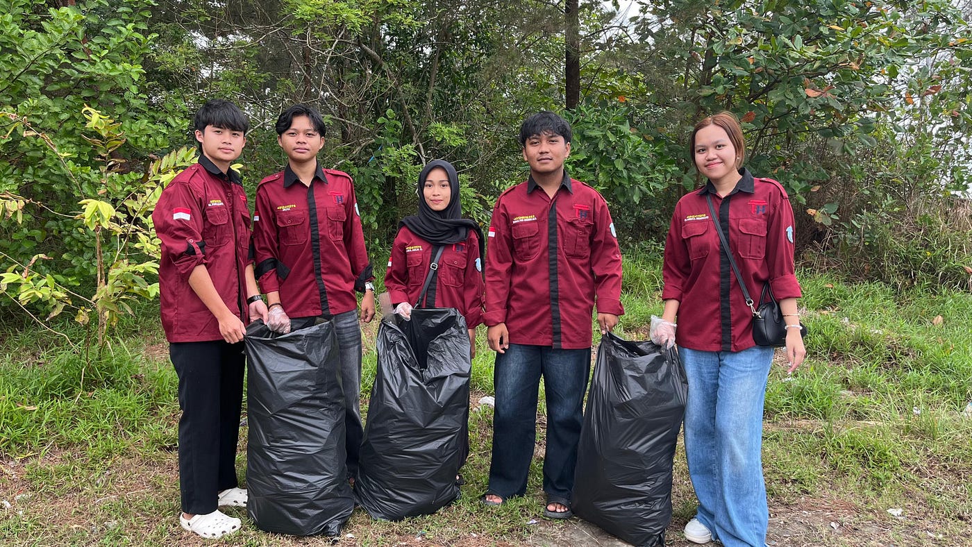 Mahasiswa Hukum UBB Bergerak Bersihkan Pantai Pasir Padi Demi Kelestarian Lingkungan