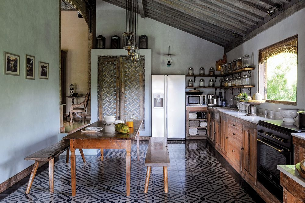 Dapur Dihiasi Elemen Tradisional Gaya Alpine Eropa