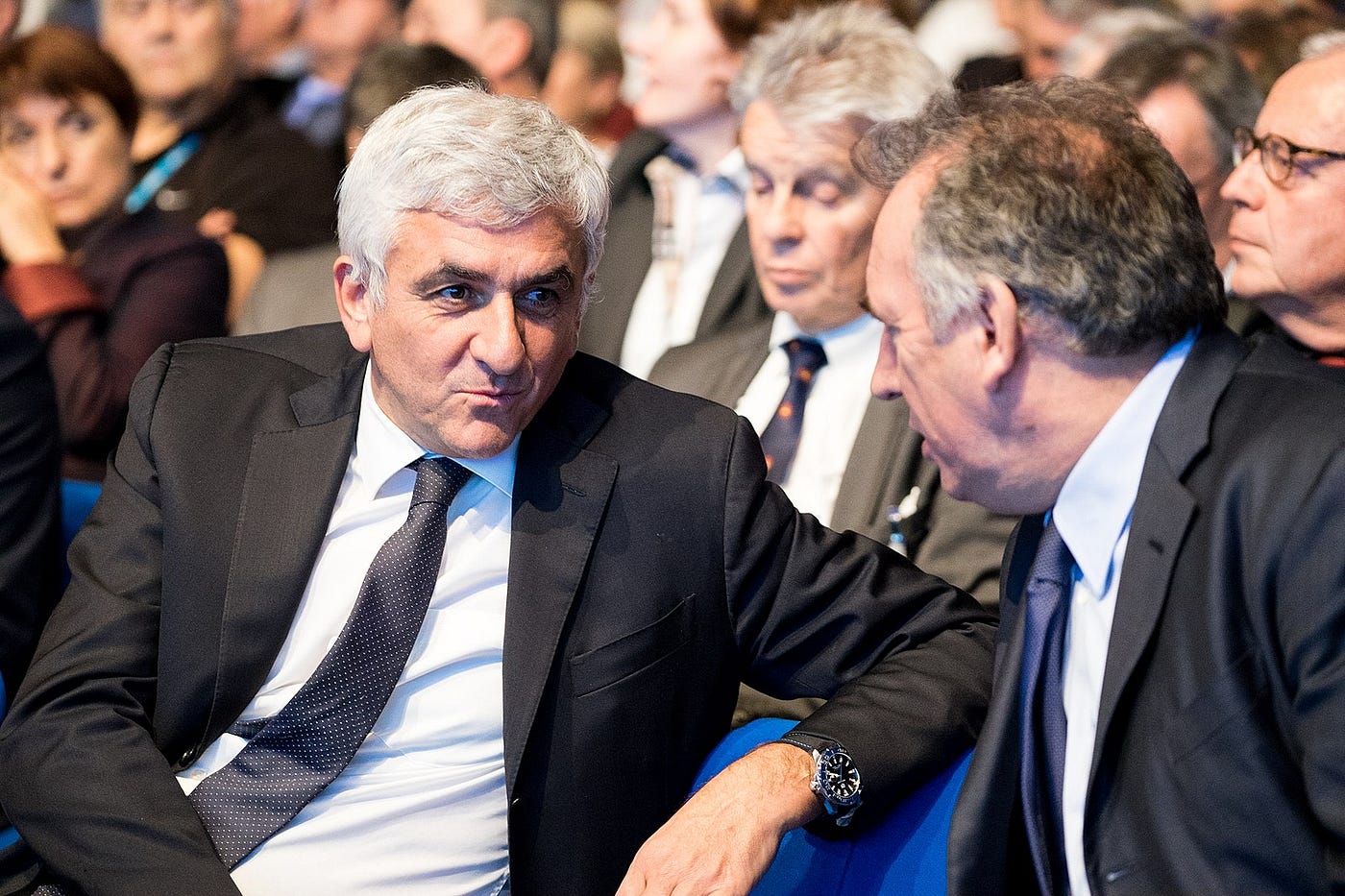 Régionales : les deux tiers des sondages publiés sont commandés par les candidat·es