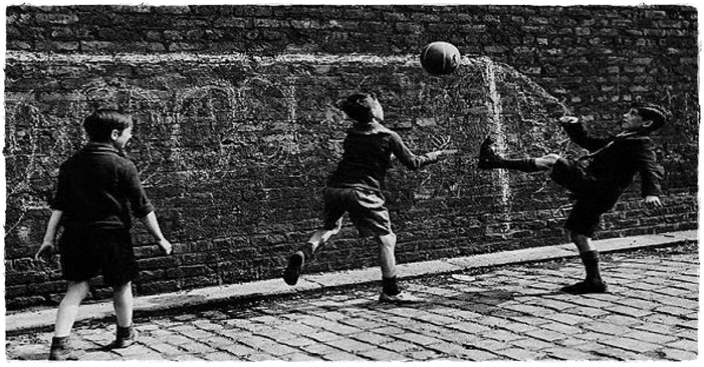 Quando i bambini corrono dietro ad un pallone | by Mario Bocchio | Medium