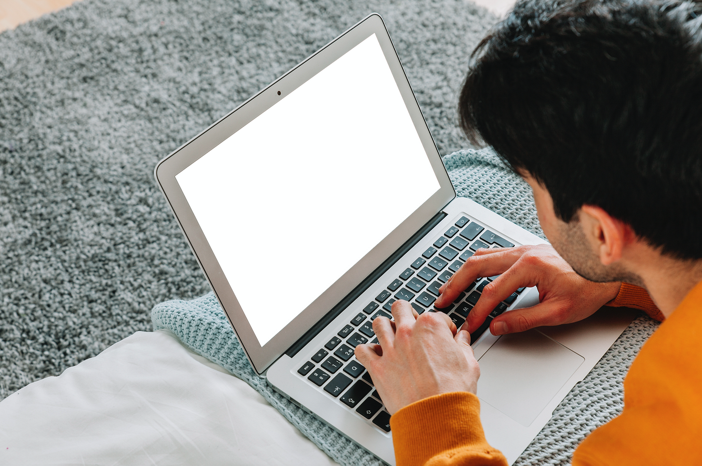 человек с ноутбуком. девушка с ноутбуком на природе. I use my laptop for. человек сидит на полу с ноутбуком. ноутбук а вам.