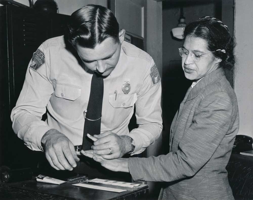 1956년 2월 22일, 로자 파크스가 몽고메리 버스 보이콧의 주모자로 기소된 사람 중 한 명으로 DH 래키 보안관보에 의해 지문을 찍히고 있다.<BR>